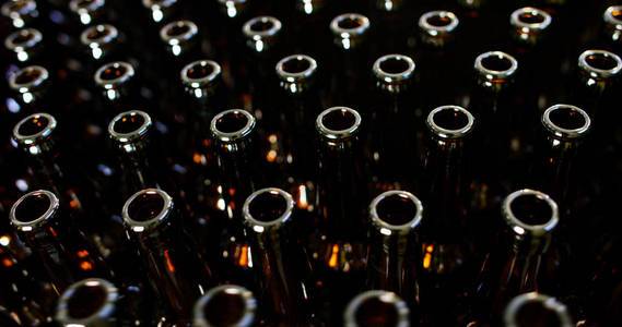 自动化产业链的啤酒和酒精瓶及软性饮料.