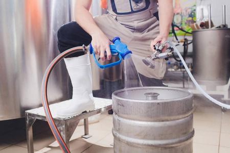 朗姆酒工厂工艺啤酒酿造设备,啤酒厂金属罐,酒精饮料生产.照片