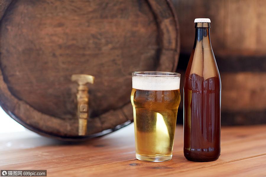 啤酒厂,饮料酒精旧啤酒桶,璃瓶子木制桌子上棕色的酿酒厂