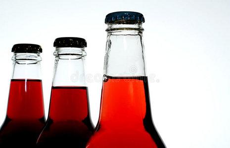 酒精饮料用水下降图片孤立的汽水瓶图片冰镇汽水瓶图片工厂生产线的