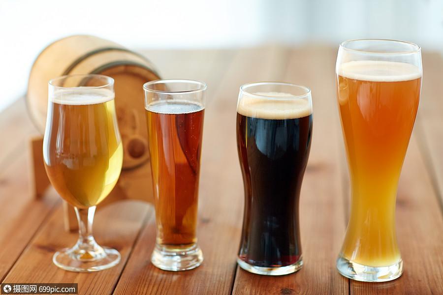 啤酒厂,饮料酒精同的啤酒眼镜桶桌子上璃特写镜头